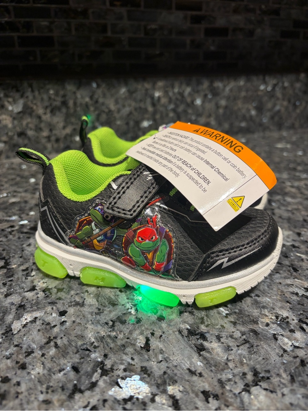TMNT Ninja Turtle NWT Light Up Toddler Boy Hook and latch Sneakers Size 6